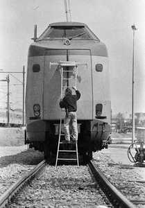 849708 Afbeelding van de demonstratie van een speciale trap voor het schoonmaken van de cabineramen van een electrisch ...